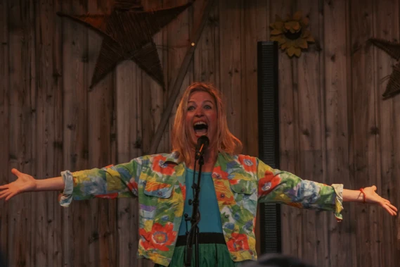 Nina Zette bras grands ouverts en pleine chanson