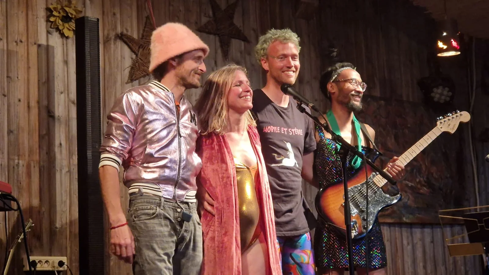 Nina Zette et Ze Bande alignés pour le salut final