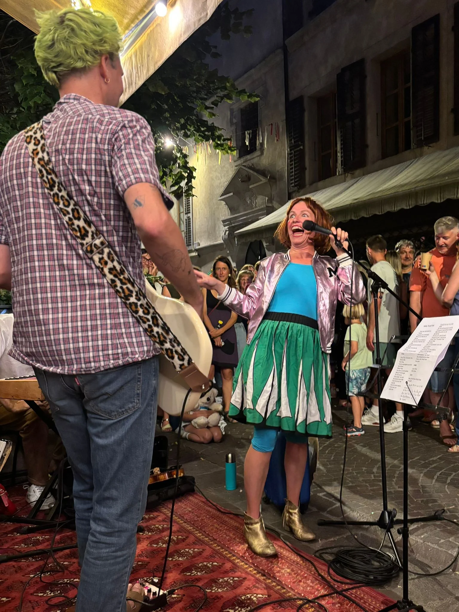 Concert de rue vu depuis les coulisses